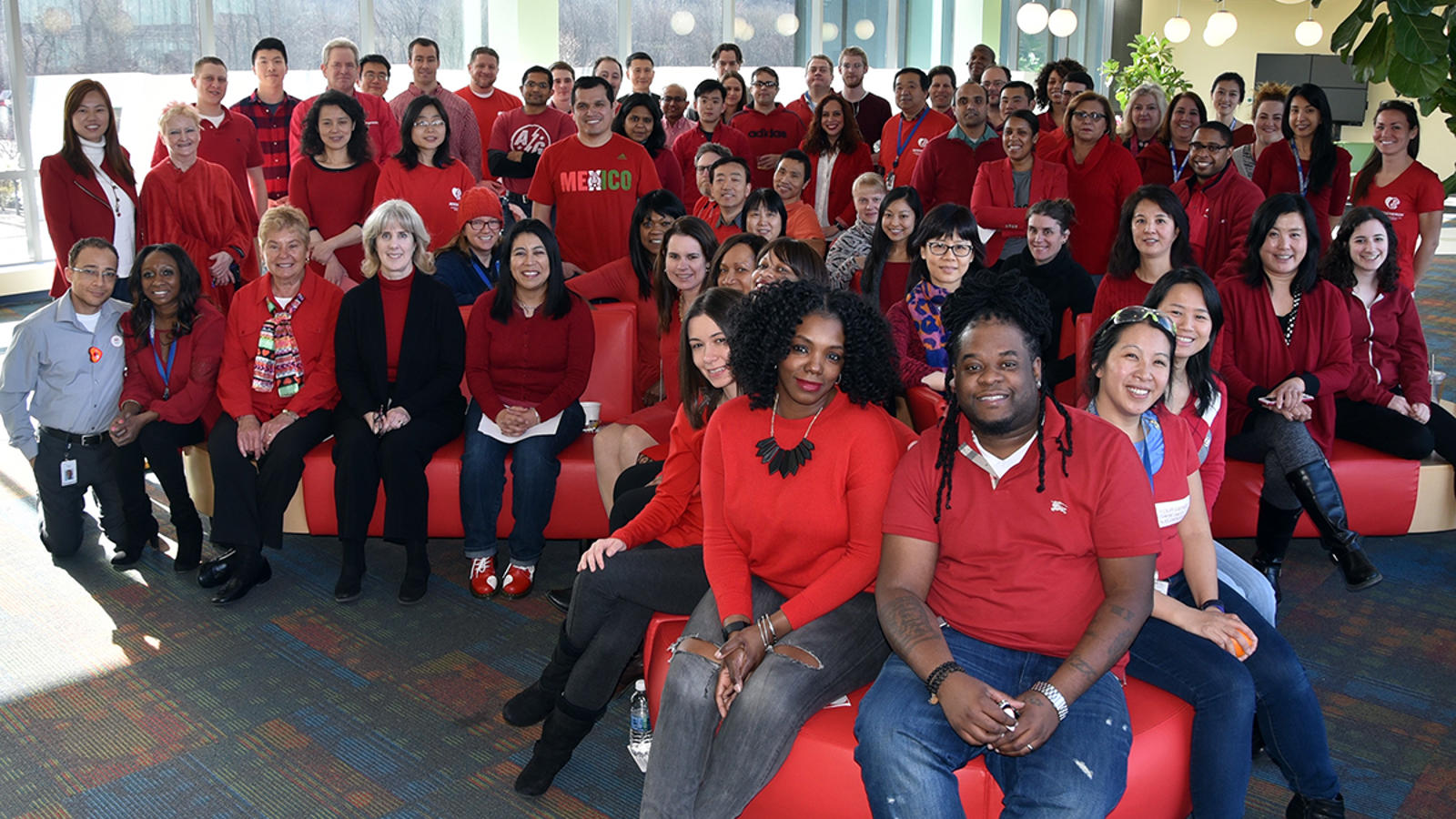 写真のポーズをとる多様な人々のグループ