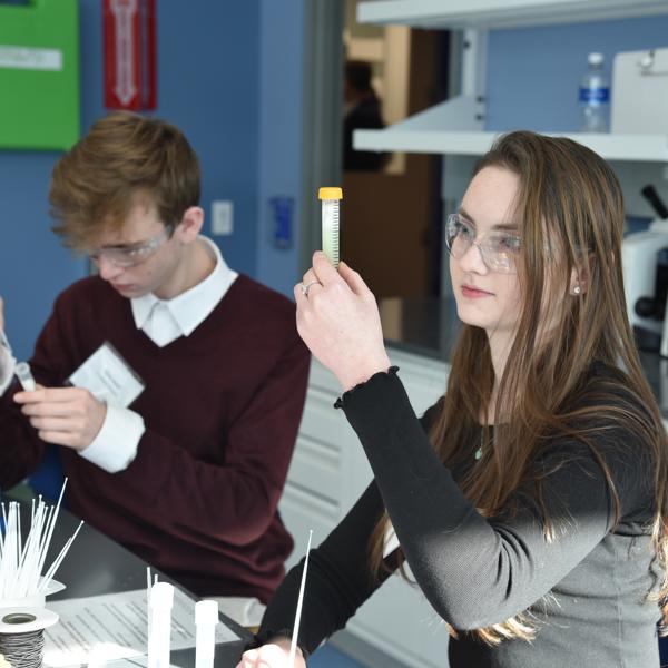 試験管を持つ女性