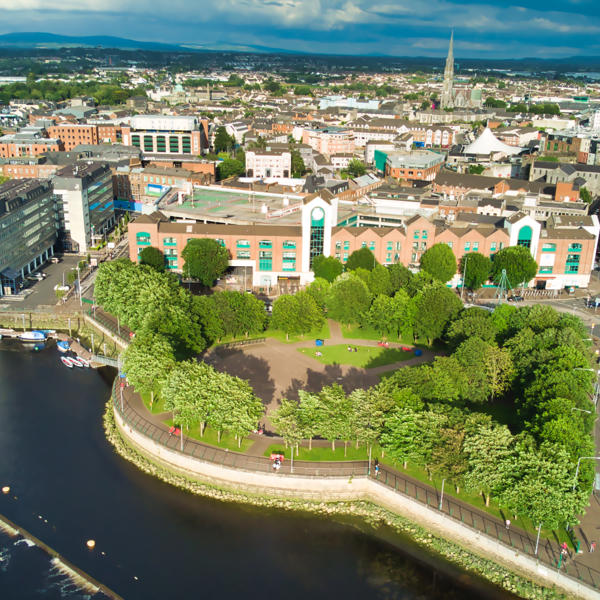 Una ciudad con árboles y un río