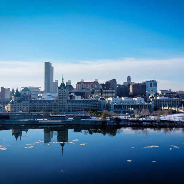 Een skyline van een stad met een watermassa
