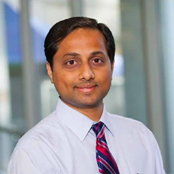 白いシャツにネクタイ姿の男性