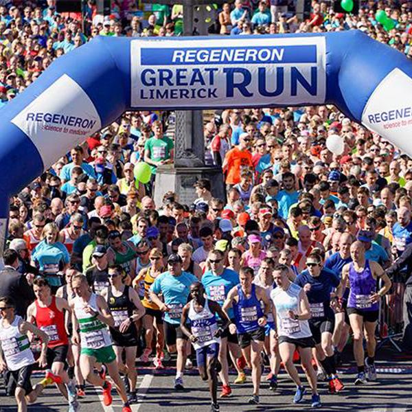 Un grupo de personas corriendo en una maratón