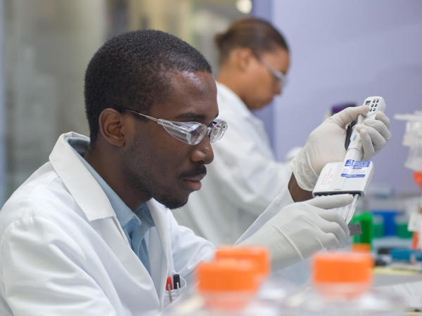 白い白衣とゴーグルを身に着けた男性