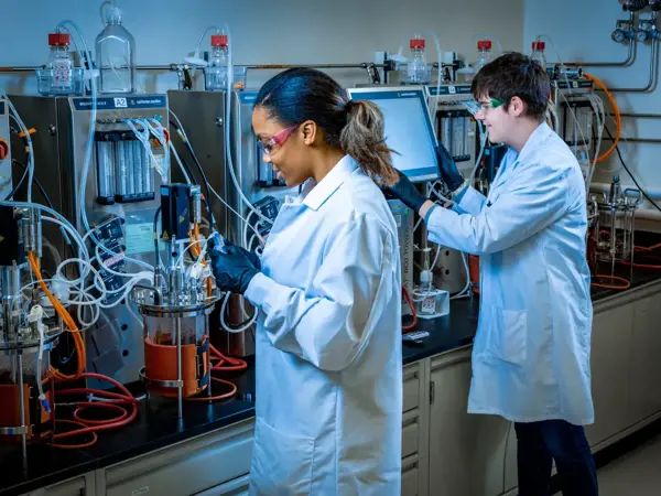 研究室で白衣を着た数人