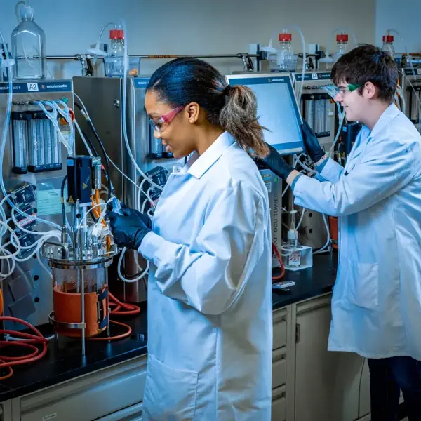 研究室で白衣を着た数人