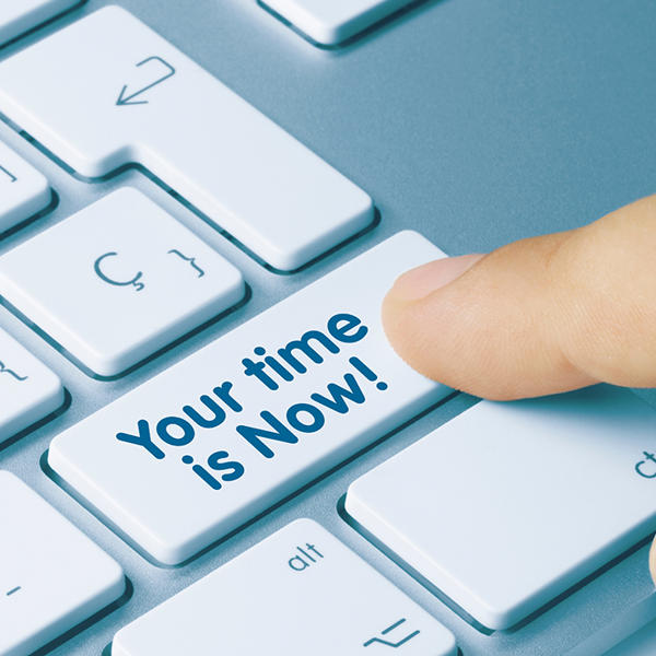 キーボードのキーを押す指