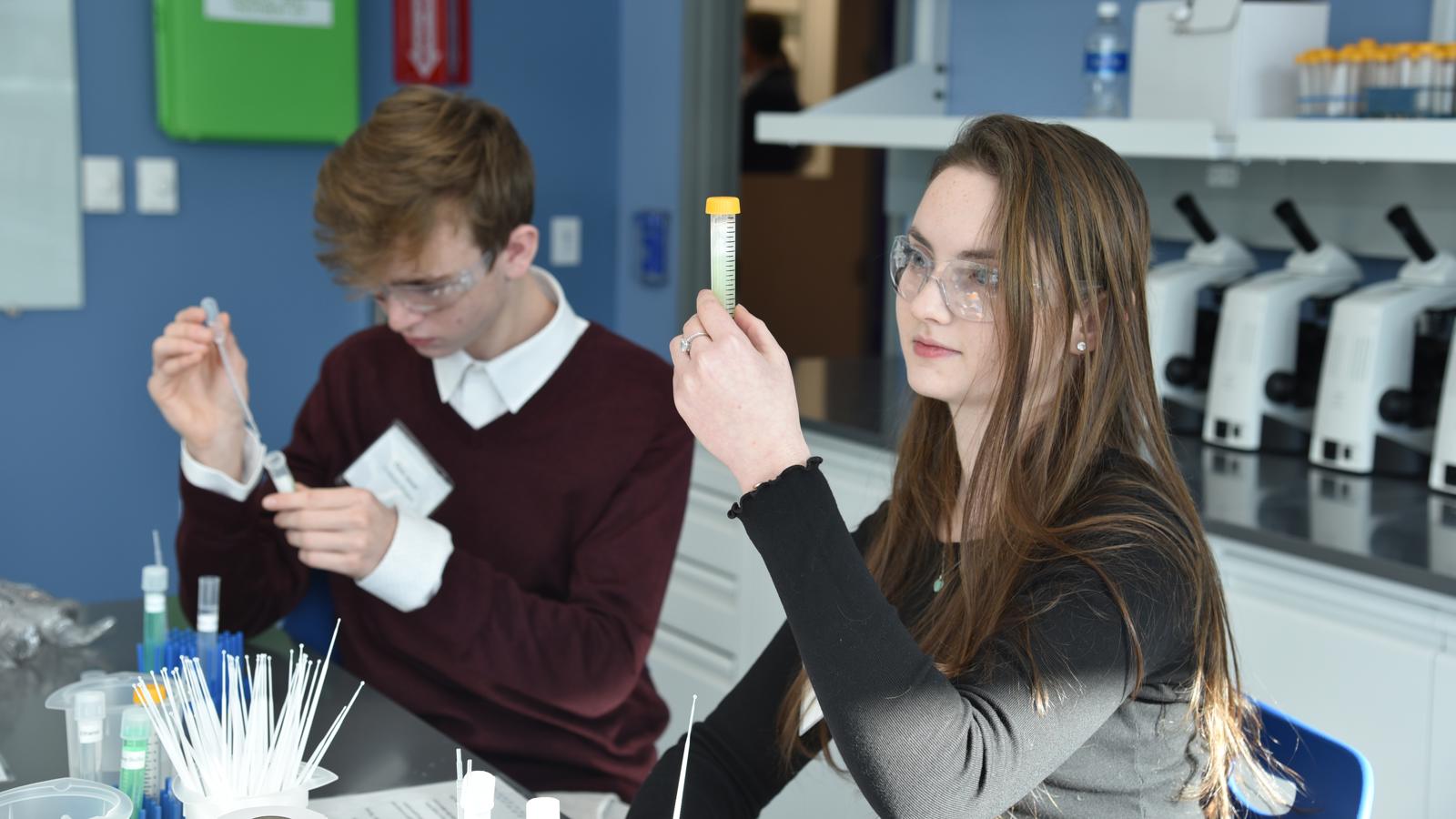 試験管を持つ女性