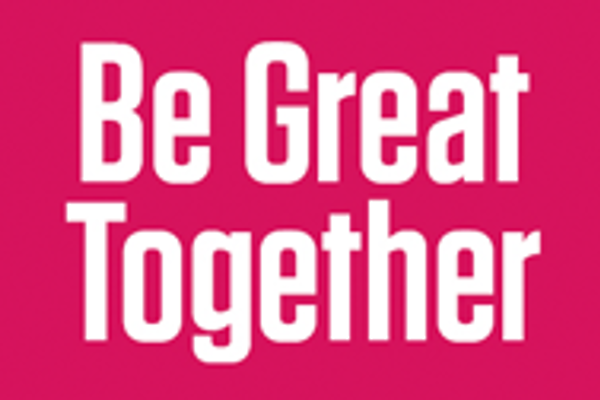 白い文字のピンクの看板