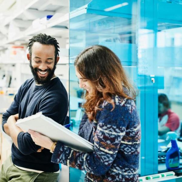 部屋に立つ男女