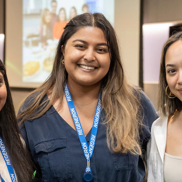 笑顔を見せるリジェネロン社員