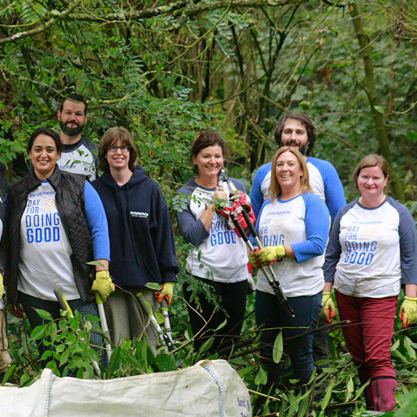 写真を撮る人々のグループ