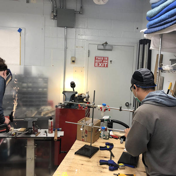 工房で働く人々のグループ