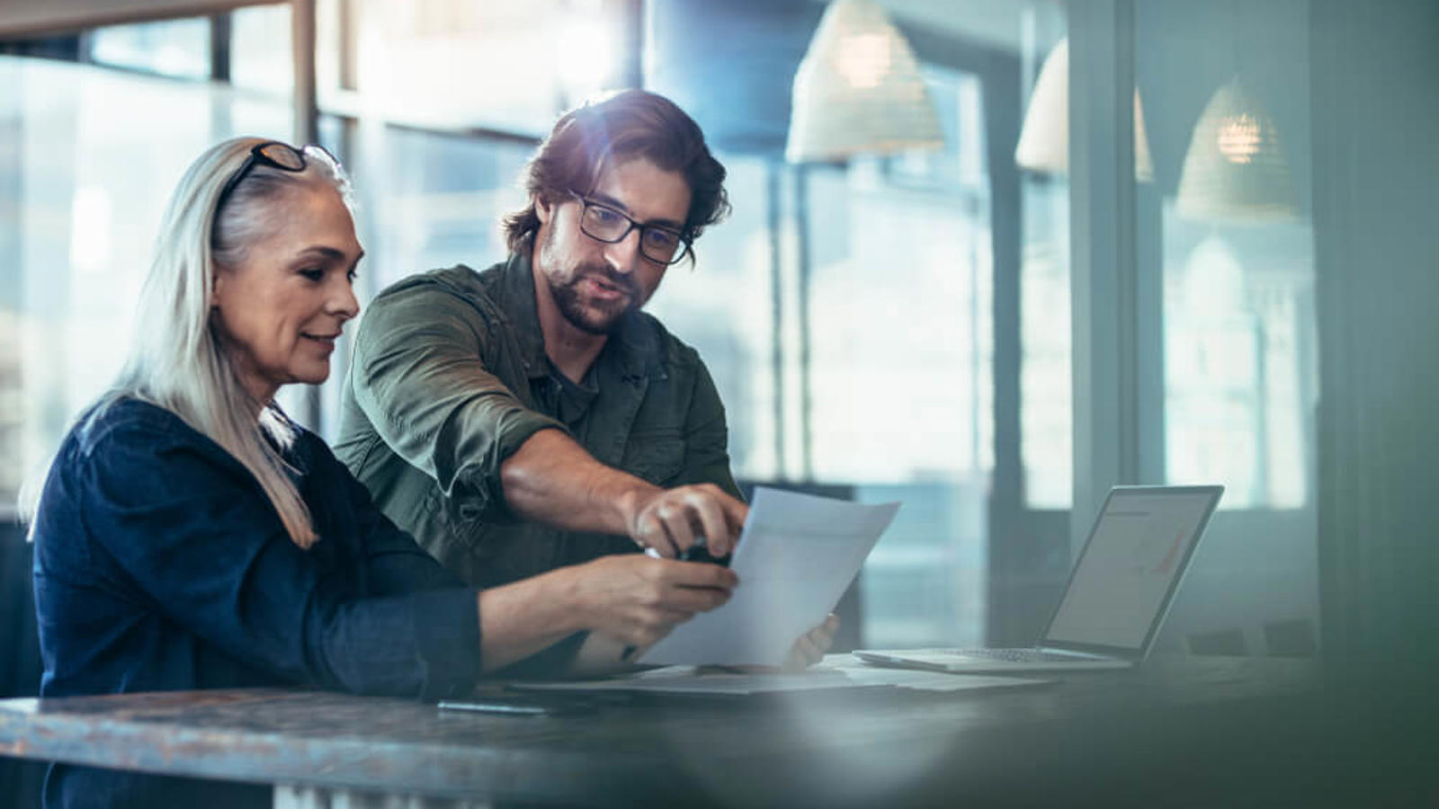Een man en een vrouw die documenten bekijken