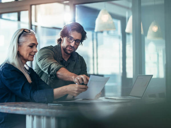 書類を眺める男女