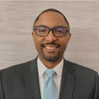 スーツにネクタイ姿の男性