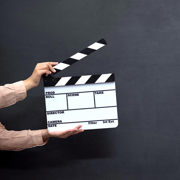 拍子木を持っている人