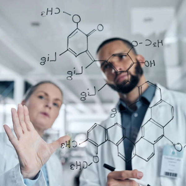 白衣を着た男女がガラス板に文字を書く