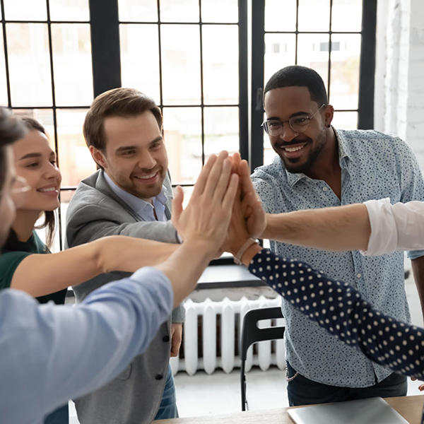 手を挙げる人々のグループ