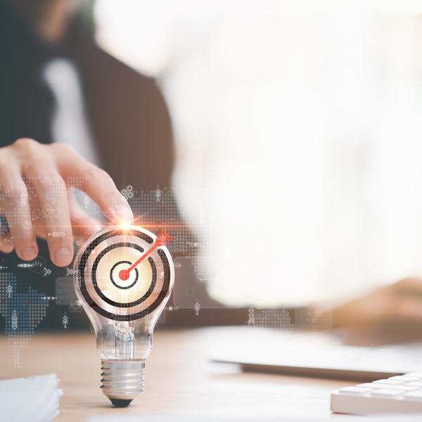 ターゲットで電球に触れる人