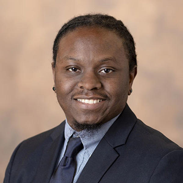 スーツにネクタイ姿の男性